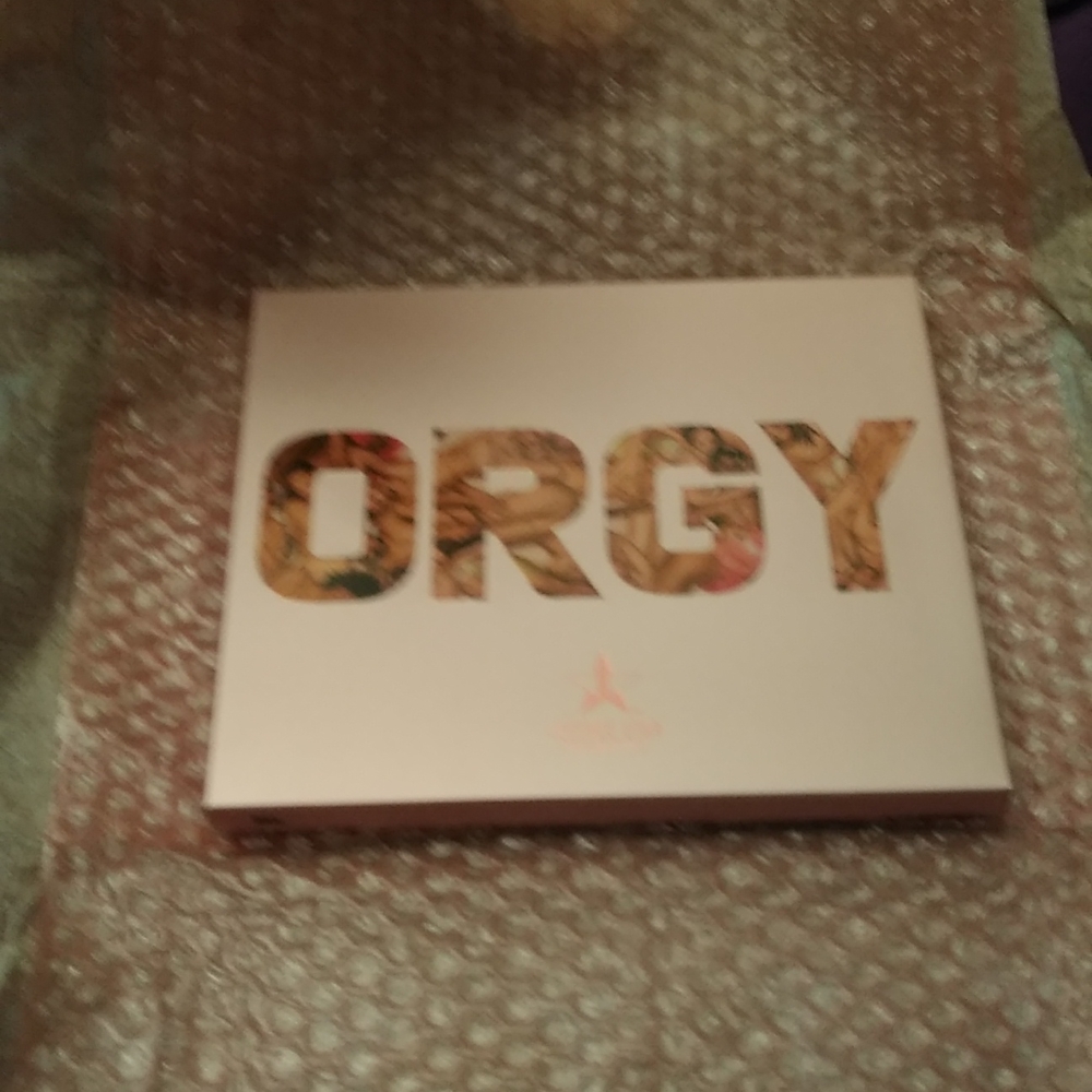 Jeffree Star orgy eyeshadow palette